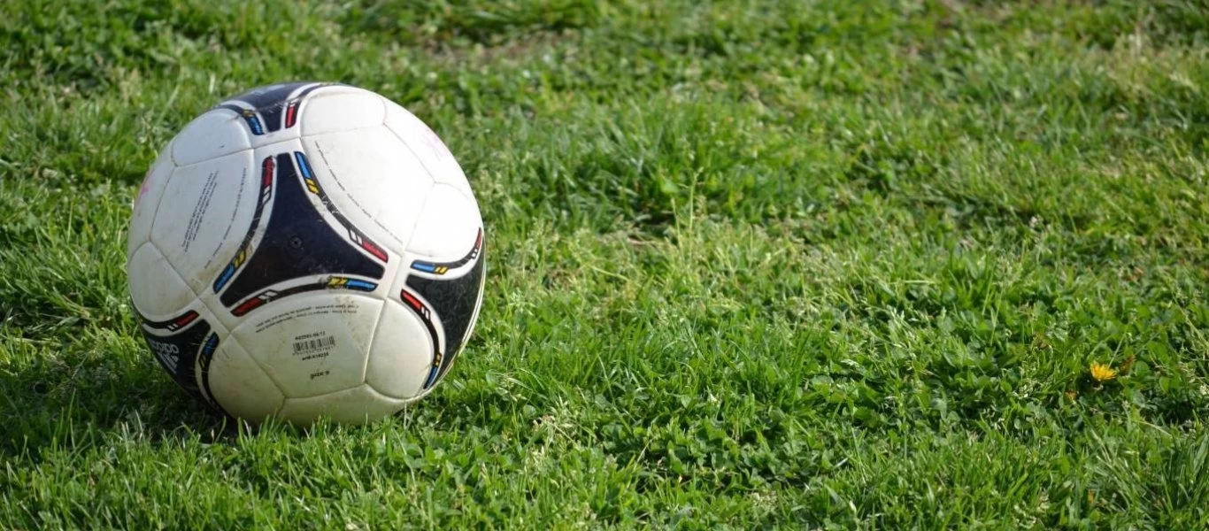 Γαλλία: Ποδοσφαιριστής «περπάτησε» στον αέρα και πέτυχε αδιανόητο γκολ (βίντεο)